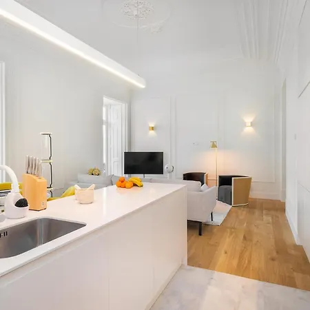 Whome | Av. Da Liberdade Deluxe W/ S-pool, Gym & Parking